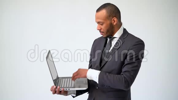 专业的非洲裔美国商人手提电脑视频的预览图