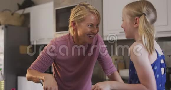 厨房里白种人女人和女儿的侧视视频的预览图
