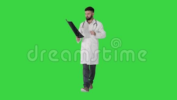 男性图尔克医生在绿色屏幕上行走并复查核磁共振脑扫描色度键视频的预览图