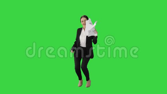 女办公室工作人员在绿色屏幕上与纸质文件跳舞色度键视频的预览图