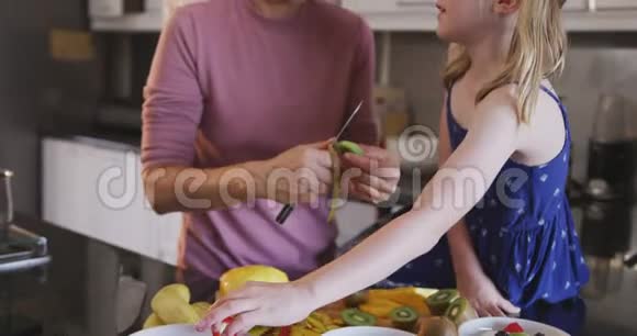 带着女儿在厨房的白种人女人的正面景色视频的预览图