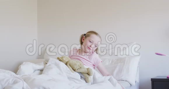 高加索女孩床上醒来侧视图视频的预览图
