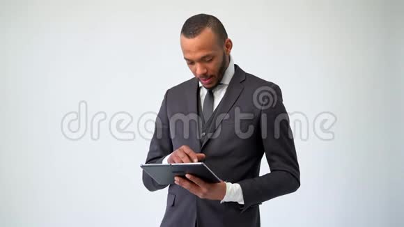 专业的非裔美国人商人持有平板电脑视频的预览图