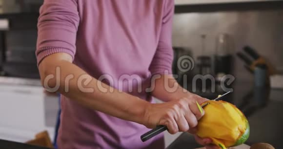 白种人妇女在家做饭的正面景色视频的预览图