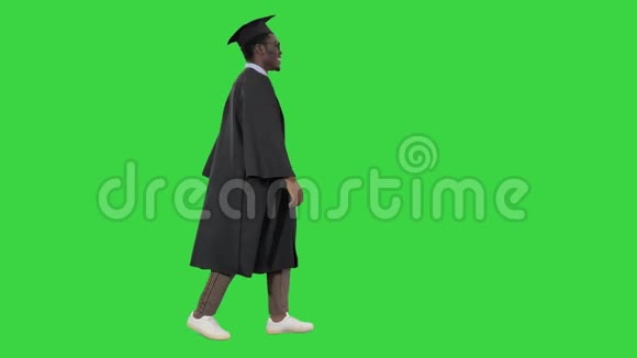开朗的非洲研究生在绿色屏幕上与文凭跳舞色度键视频的预览图