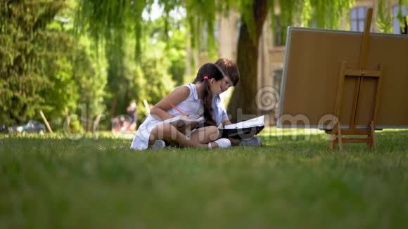 两个孩子独自在户外学习视频的预览图