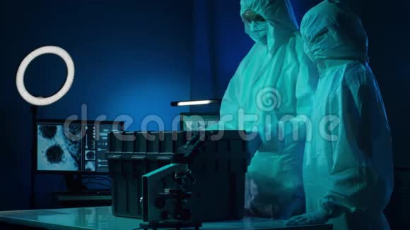 使用实验室设备在研究实验室工作的科学家显微镜试管视频的预览图