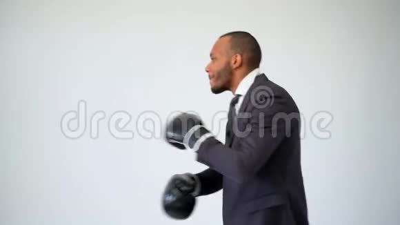 专业的非裔美国商人戴着拳击手套视频的预览图