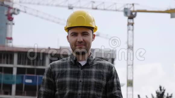 建筑工地男建筑工人戴硬帽视频的预览图
