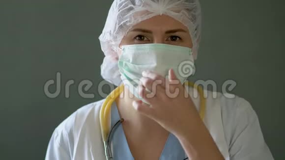 年轻女医生摘下防护面罩直视镜头视频的预览图
