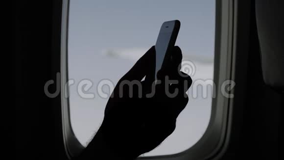 人手握着手机在飞机上使用手机视频的预览图