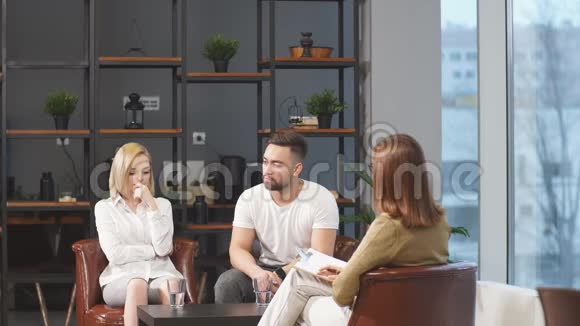 已婚夫妇在访问专业心理学家和婚姻顾问办公室期间争吵和争吵视频的预览图