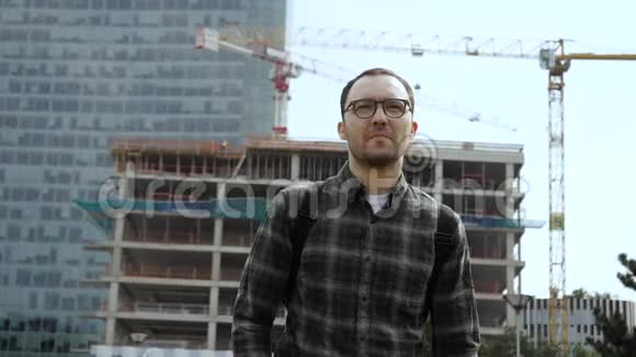 年轻的智能休闲建筑师从建筑工地步行视频的预览图