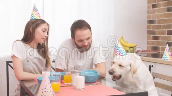 美丽的幸福家庭庆祝生日视频的预览图