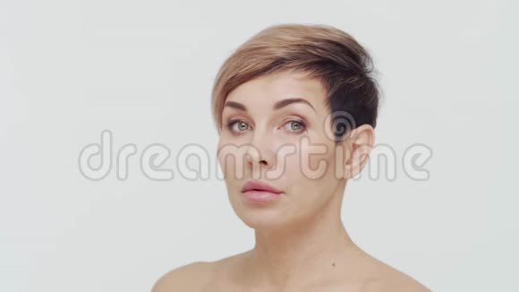 中年成熟女性的特写镜头成熟女士的肖像整形手术美容注射视频的预览图