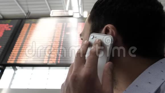 男人看着航空公司的时间表打电话视频的预览图
