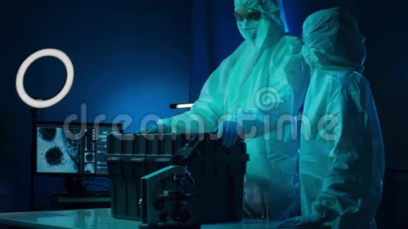 使用实验室设备在研究实验室工作的科学家显微镜试管视频的预览图