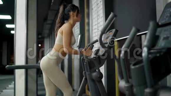 健身女人在运行轨道视频的预览图