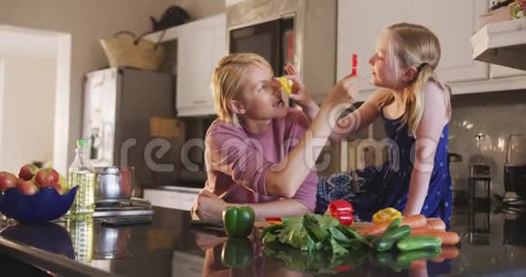 白种人妇女与女儿在家做饭的侧视图视频的预览图