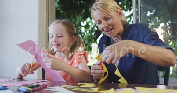 白种人女人在家里和女儿玩耍的侧视视频的预览图