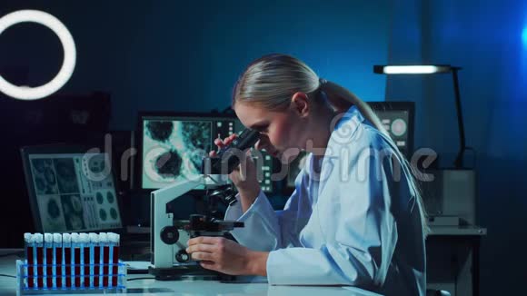 在实验室工作的科学家女医生做医学研究实验室工具显微镜试管设备视频的预览图