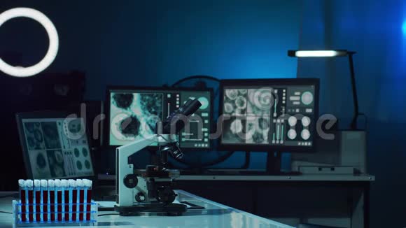 现代实验室和微生物学研究实验工具显微镜试管设备冠状病毒covid19视频的预览图