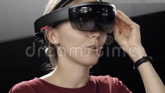 女孩站在虚拟现实眼镜里和别人说话视频的预览图