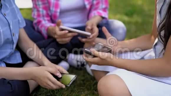 妈妈和两个孩子用智能手机玩游戏视频的预览图