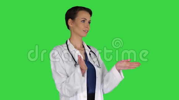 医生女士穿着医用外套在绿色屏幕上单独鼓掌色度键视频的预览图