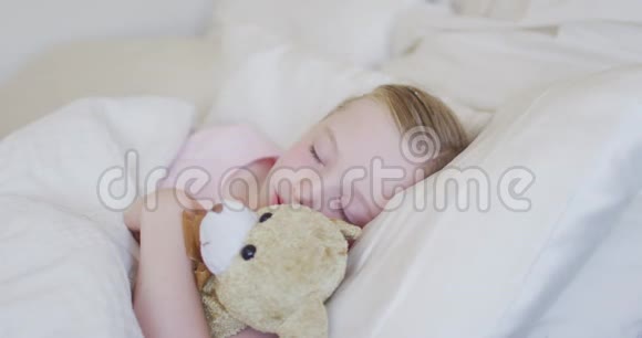 睡在床上的白种人女孩的侧景视频的预览图