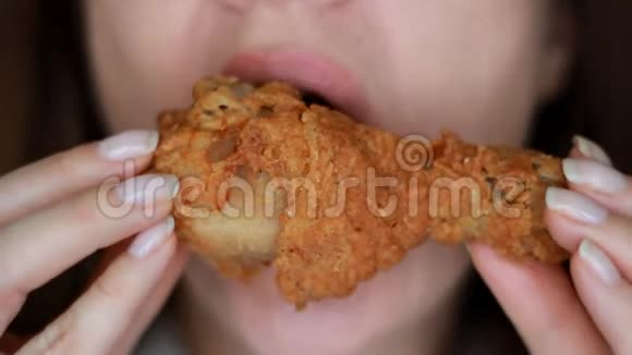 女人吃鸡肉口和食物特写女性手中的快餐有选择的焦点视频的预览图