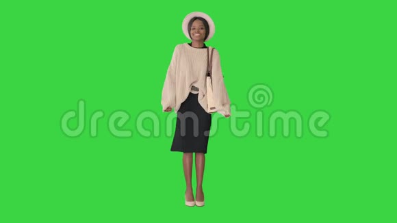 美丽的美国黑人妇女在绿色屏幕上听音乐和跳舞Chroma键视频的预览图