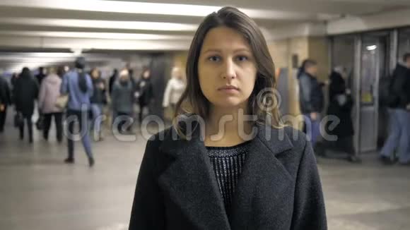 冠状病毒感染COVID19公交人群城市地铁口罩女视频的预览图