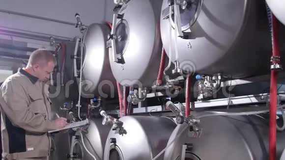 工厂的质量控制男工程师控制酿酒厂的生产过程视频的预览图