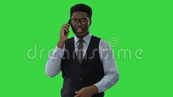 黑人音乐家在绿色屏幕上吹喇叭Chroma键视频的预览图