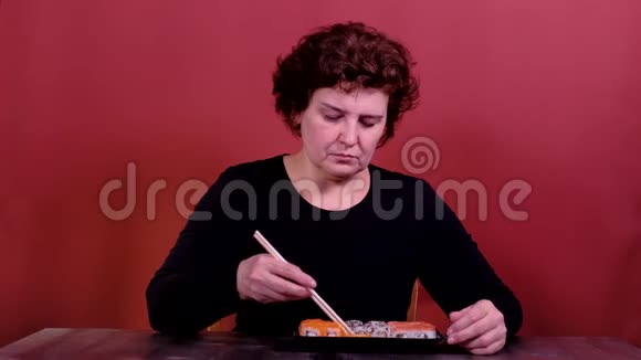 女人用筷子吃寿司视频的预览图