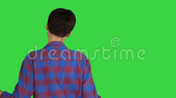 穿着休闲衬衫的女人在绿色的屏幕上跳舞铬钥匙视频的预览图