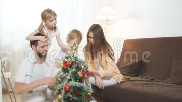 圣诞树背景下的狗和幸福家庭肖像视频的预览图