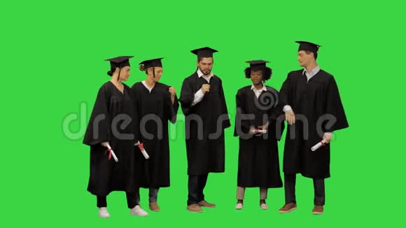 快乐的朋友毕业生携手合作在绿色屏幕上建立一个友好的团队Chroma键视频的预览图