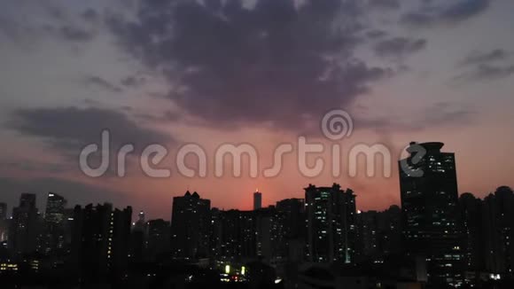 黄昏天空中的城市建筑彩云来自无人机的视频视频的预览图