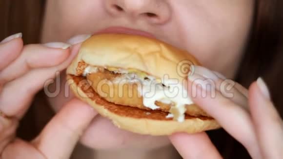 女人吃汉堡包嘴和快餐特写视频的预览图