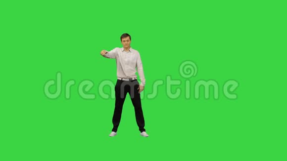 年轻的办公室男人在绿色屏幕上跳舞Chroma键视频的预览图
