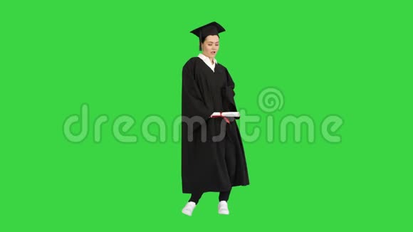 教育毕业概念研究生女孩在绿色屏幕上跳舞Chroma键视频的预览图