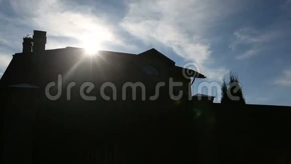 太阳从大家庭房子的屋顶上升起序列2拍摄视频的预览图