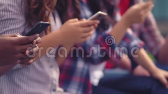 带智能手机的年轻人在户外哈兹视频的预览图