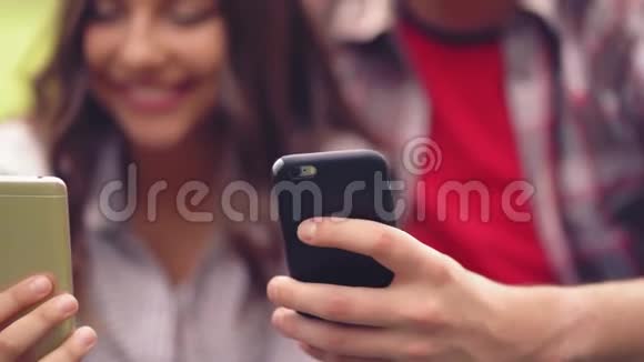 户外智能手机的多民族青年群体视频的预览图
