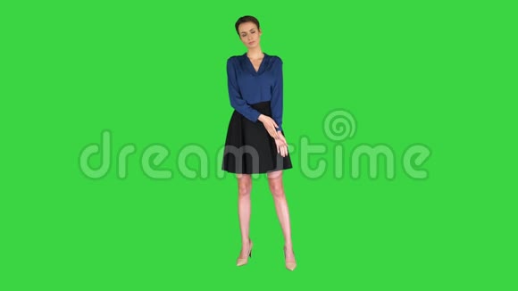 美丽的年轻女子思考白天在绿色屏幕上做梦Chroma键视频的预览图