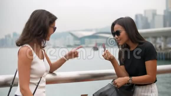 美丽的亚洲年轻女性戴着太阳镜谈论口红和欢笑视频的预览图