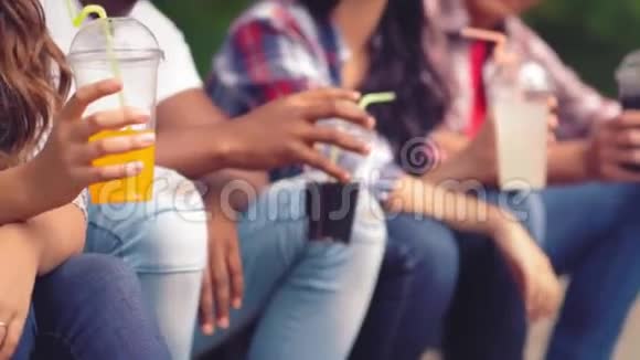 在户外喝果汁的年轻人视频的预览图