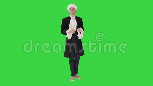身着朝臣或王子服装的男子1819岁在绿色屏幕上打招呼彩色键视频的预览图